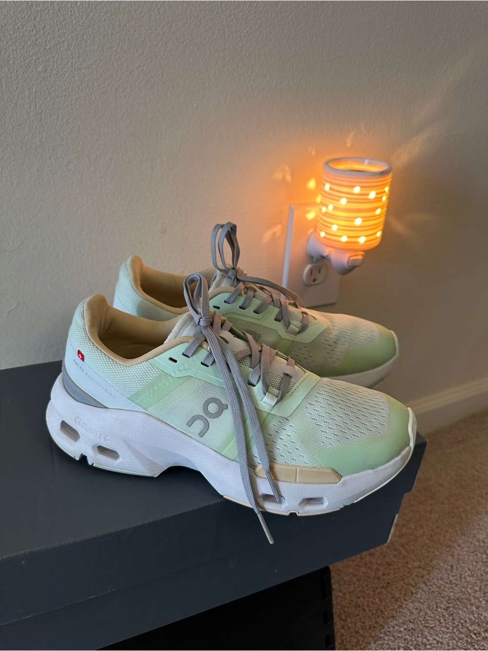 On Cloudpulse,Women's Sneakers in Mint Green and White. Size 7